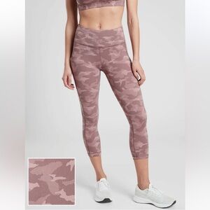 Athleta Ultimate Stash Pocket Texture Pink Camo Capri Leggings Size MP